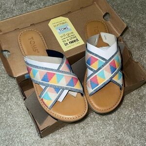 TOMS women’s Viv geometric size 5.5 colorful cross sandals